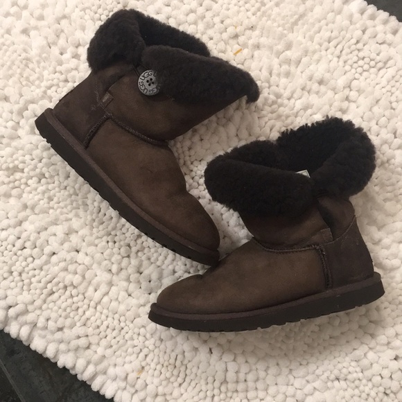 UGG Shoes - UGG short Bailey brown suede boots sz 6